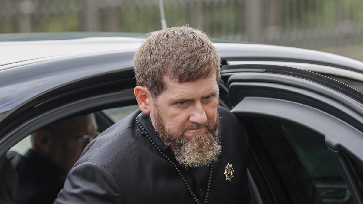 Ramzan Kadîrov surprins în timp ce coboară dintr-o mașină neagră. Liderul cecen este îmbrăcat în negru