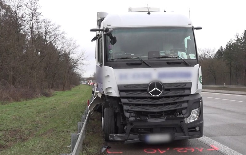 Un camionagiu beat a intrat cu viteză într-un șofer de 77 de ani care schimba o roată spartă pe banda de urgență, pe o autostradă din Germania