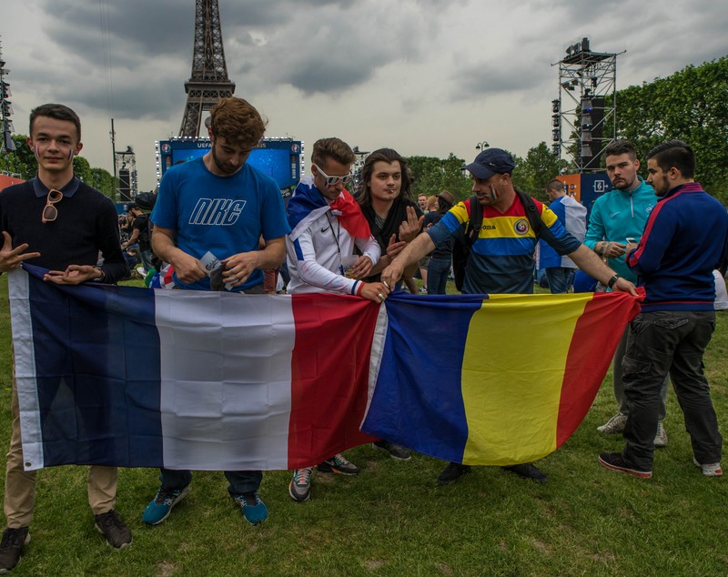 România-Elveția (ora 19.00). Euro 2016. Nebunie cu suporterii tricolorilor la Paris. ”Trăiască DNA-ul, jos comunismul!” LIVE VIDEO