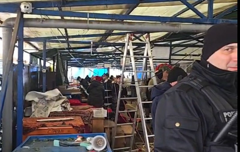 Chioșcurile din Ploiești folosite ilegal de vânzătorii de flori la Halele Centrale au fost demolate
