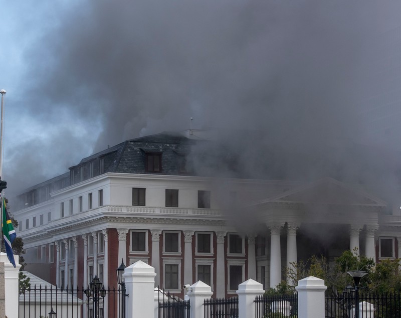 VIDEO | Clădirea Parlamentului din Cape Town, distrusă parțial de un incendiu
