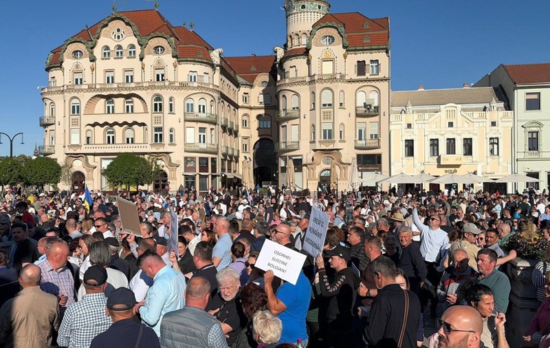 Oamenii din Oradea au ieșit în stradă duminică seară, alături de primar, ca să-l sprijine pe Ilie Bolojan