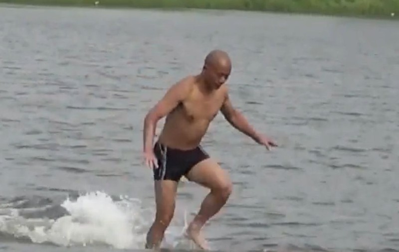 Incredibil! Un călugăr shaolin a alergat 125 de metri... pe apă | VIDEO