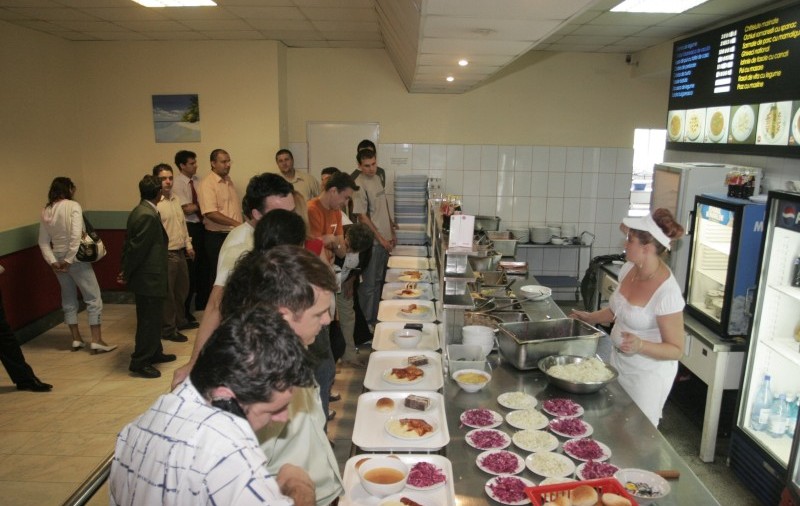 Parlamentarii din Timişoara vor mânca la cantina săracilor