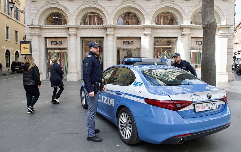 O fetiță de 8 ani a fost găsită în Italia rătăcind pe străzi, după ce a fost dată afară din casă de Anul Nou: „O poveste atroce”