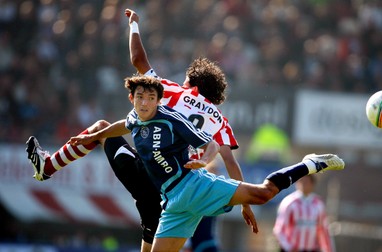 George Ogăraru (prim-plan), în tricoul lui Ajax Amsterdam. (FOTO: EPA)