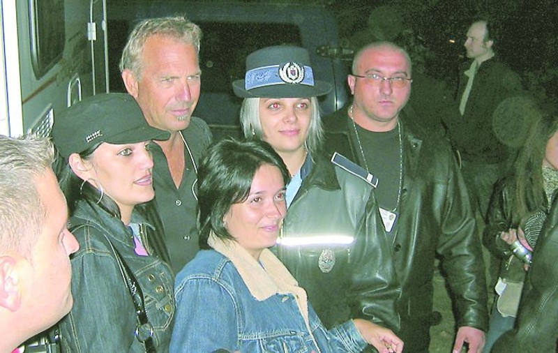 Costner, asaltat de poliţiste şi de dame de companie