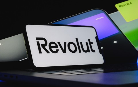 Sigla Revolut afișată pe ecranul unui telefon