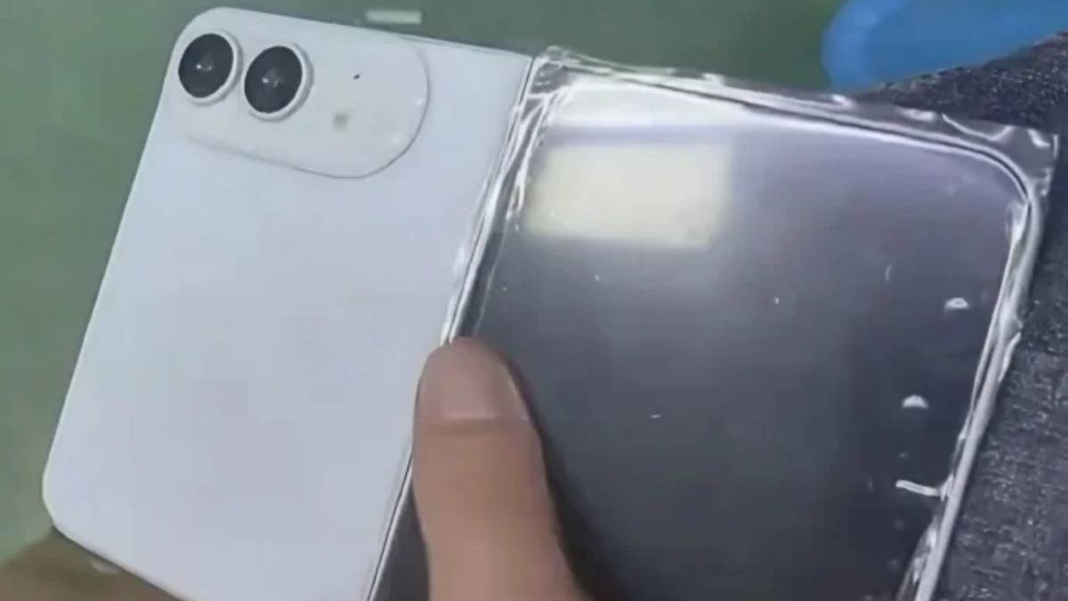 O machetă iPhone Ultra, de culoare albă, ținută în mână în poziția depliată.