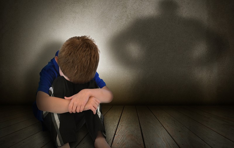 Doi judecători au redus pedeapsa unui pedofil care a molestat un copil de 5 ani și arată cu degetul spre mamă: nu trebuia să-l lase în grija lui