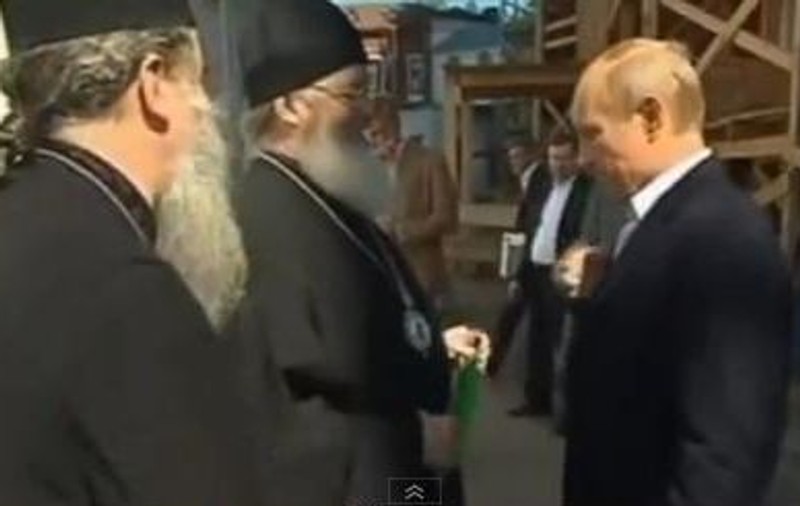 Un preot a vrut să-i pupe mâna lui Putin! Vezi cum l-a ameninţat preşedintele Federaţiei Ruse pe preot! | VIDEO