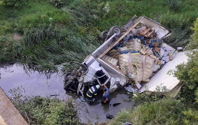 Un TIR încărcat cu dulciuri s-a răsturnat în albia unui râu din județul Vaslui, după ce i-a explodat un pneu