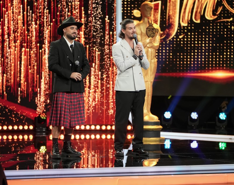 Mihai Bendeac a dat moda! Un prezentator de la Antena 1 a venit îmbrăcat în fustă pe scena de la iUmor