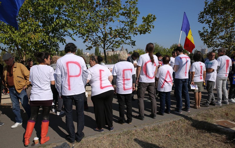 Protest în fața Palatului Parlamentului, chiar în timpul votului pe moțiunea de cenzură. „Plecați!”
