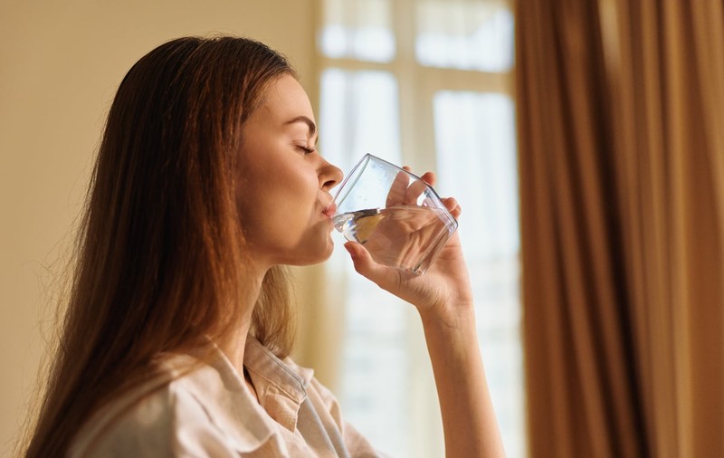 Băutura din 3 ingrediente care promite să combată constipația: trucul simplu pe care îl poți încerca dimineața
