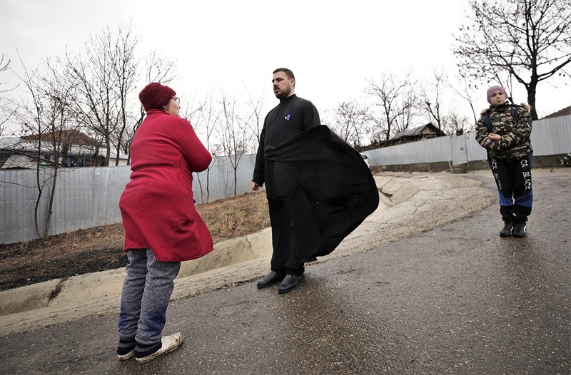 Preotul, pe străzile satului