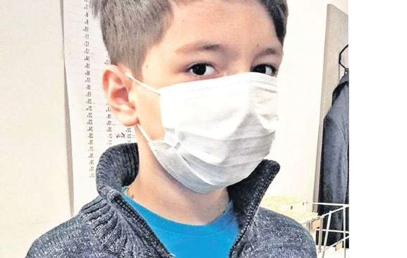 Un băiețel de 10 ani, olimpic la engleză, are nevoie de 50.000 € pentru a fi operat de cancer. Liviu are, de mai bine de un an, o tumoră pe vezica urinară