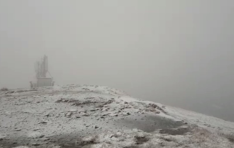Prima ninsoare din această toamnă la Bâlea Lac.  Turiştii se pot bucura de zăpadă