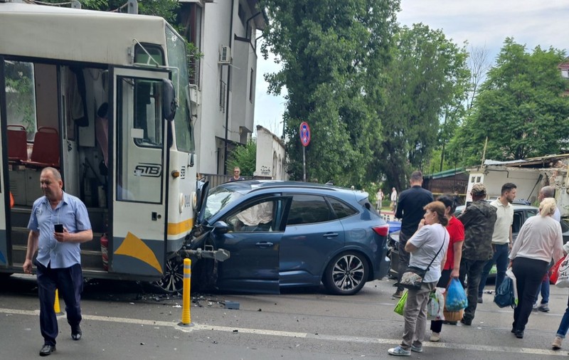 Un tramvai a lovit o mașină în București, după ce autoturismul a fost proiectat pe șine în urma unui accident