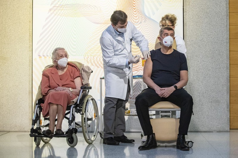 Premierul și o veterană a celui de-al Doilea Război Mondial, în vârstă de 95 de ani, primele persoane imunizate anti-COVID în Cehia | Foto: EPA