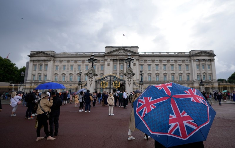 Sute de oameni au primit vestea morții reginei în fața Palatului Buckingham. Lumea s-a adunat și în fața Castelului Balmoral