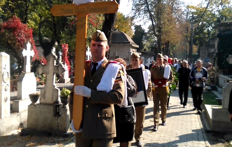 Fiul Olgăi Tudorache, desfigurat de durere lângă sicriul mamei sale. Actrița a fost înmormântată
