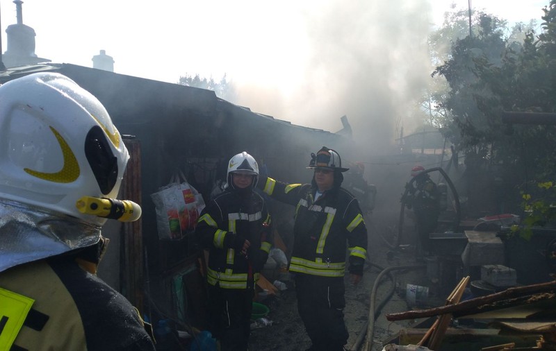 UPDATE / O casă a fost cuprinsă de flăcări în București. Zeci de pompieri au intervenit și pericolul extinderii la alte imobile a fost înlăturat