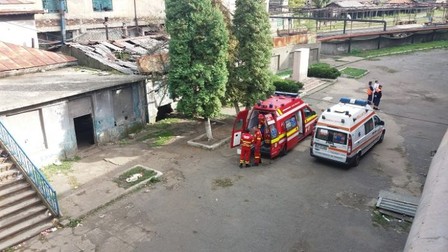 Ambulanțele SMURD trimise pentru a-i transporta la spital pe ortacii prinși în Mina Lupeni