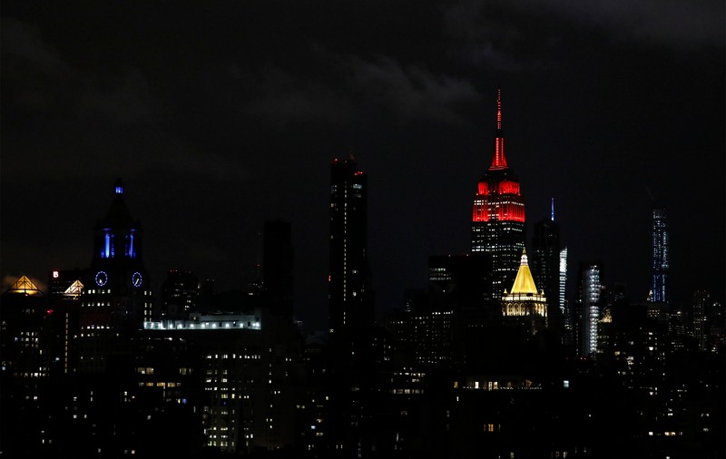 Clădirea Empire State, luminată în culorile unei sirene de ambulanță, ca omagiu pentru medicii din prima linie a luptei contra coronavirusului
