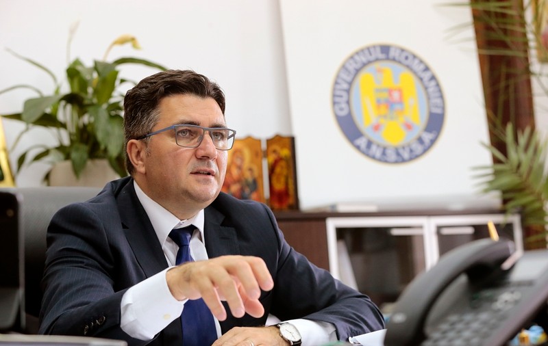 „Pe dvs. cine v-a plătit?”. Reacția unui secretar de stat, întrebat cum a ajuns soția angajată la o instituție din subordinea lui