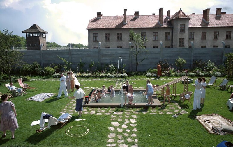 „Zona de interes”. Un film despre actualitatea ororilor de dincolo de zid în timp ce-ți cultivi florile și ești fericit dincoace de el
