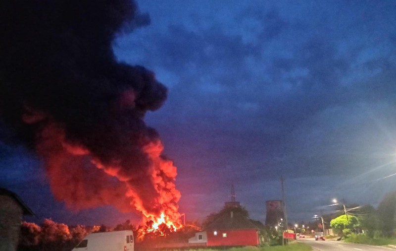 Incendiu puternic la o fabrică de mobilă din Mureș. Pompierii intervin de 15 ore