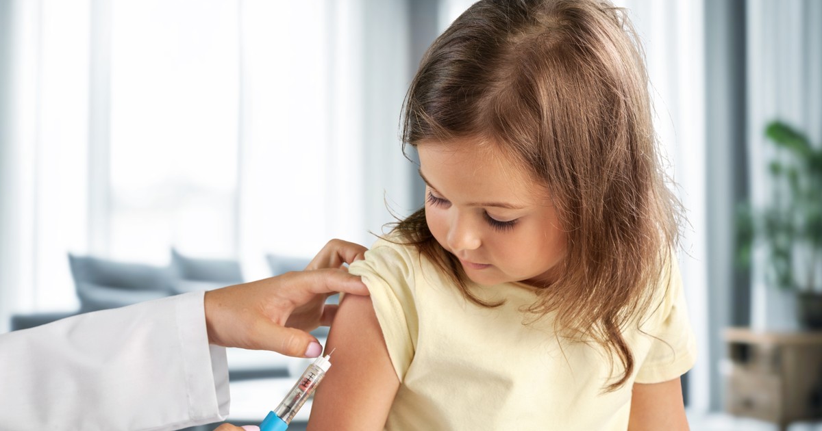 Un copil vaccinat de un medic în cabinet