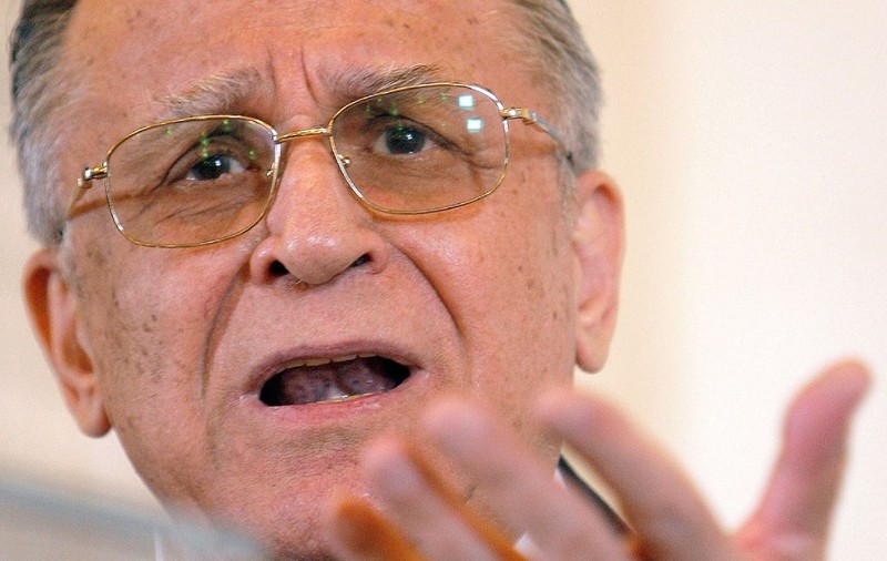 Ion Iliescu se recuperează ușor după operația la plămâni. Fostul președinte rămâne internat și are nevoie de oxigen 