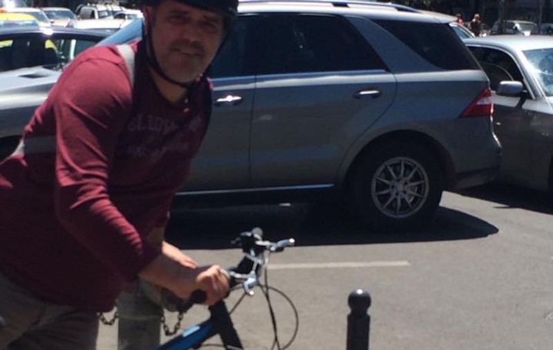 EXCLUSIV/ Primarul din ”Las Fierbinți” a dat mașina pe bicicletă! La 45 de ani, pedalează și se subțiază