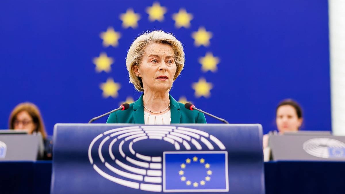 Ursula von der leyen pe fundalul unui steag al UE, vorbește de la un pupitru