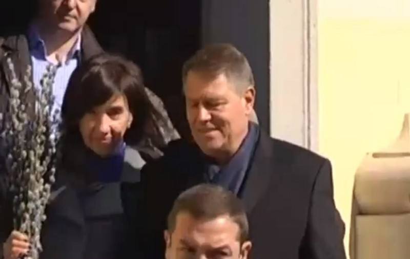 Klaus Iohannis, la slujba de Florii, în Sibiu. Președintele e alături de soția sa