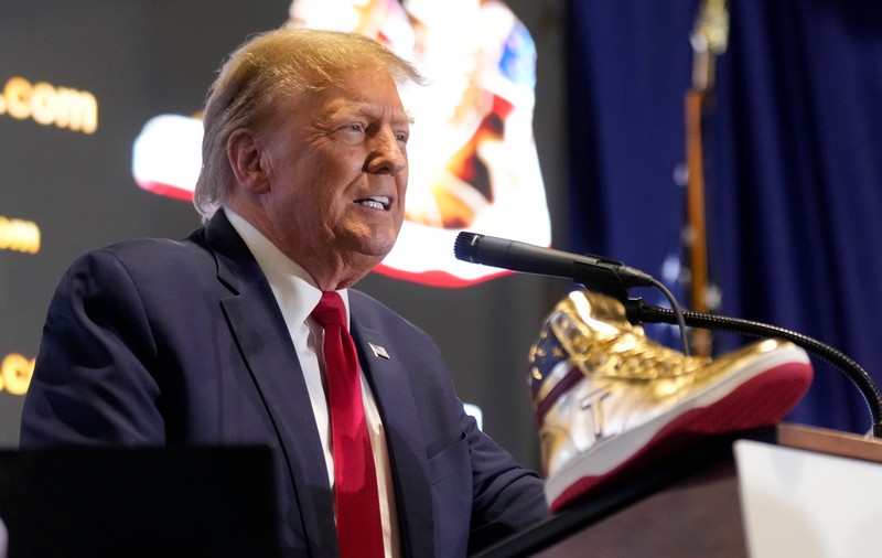 Donald Trump și-a lansat linie de încălțăminte: adidași aurii care costă 400 de dolari. „Cred că va fi un mare succes”