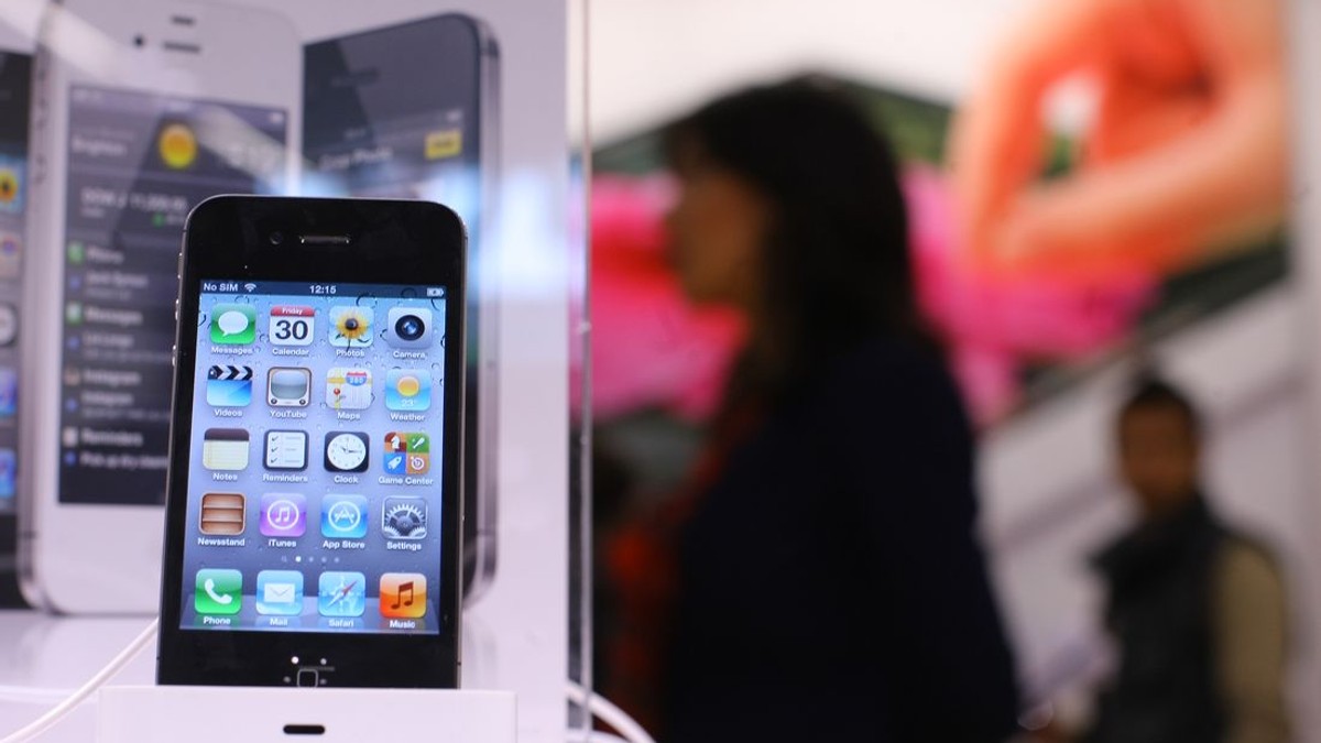 Apple a pierdut un proces de 440 de milioane de dolari din cauza folosirii unor brevete în gadgeturile sale. iPhone 4 S pus pe un stand