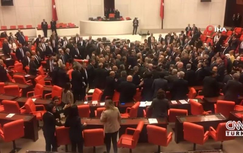 VIDEO | Bătaie în Parlamentul Turciei, după ce un membru al Opoziției l-a criticat pe președintele Erdogan