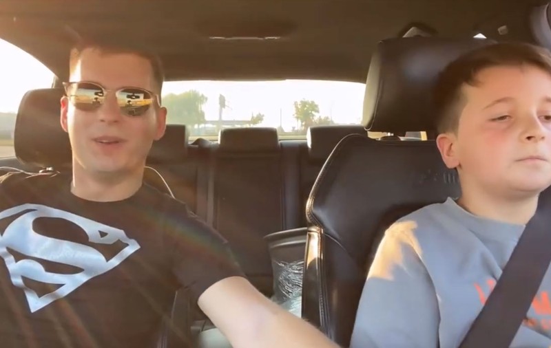 Copil de 10 ani, filmat de un vlogger în timp ce conduce un bolid: ”Accelerează! Gata, că mi-e frică cu tine”