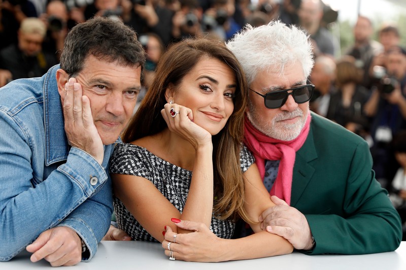 epaselect epa07580348 (L-R) Spanish actor Antonio Banderas, Spanish actress Penelope Cruz and Spanish director Pedro Almodovar pose during the photocall for 'Dolor y Gloria' (Pain and Glory) at the 72nd annual Cannes Film Festival, in Cannes, France, 18 May 2019. The movie is presented in the Official Competition of the festival which runs from 14 to 25 May. EPA-EFE/SEBASTIEN NOGIER