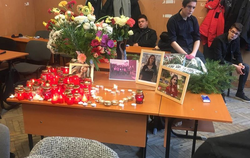 Altar şi mesaje de adio la şcolile celor doi copii ucişi de propriul tată, la Braşov