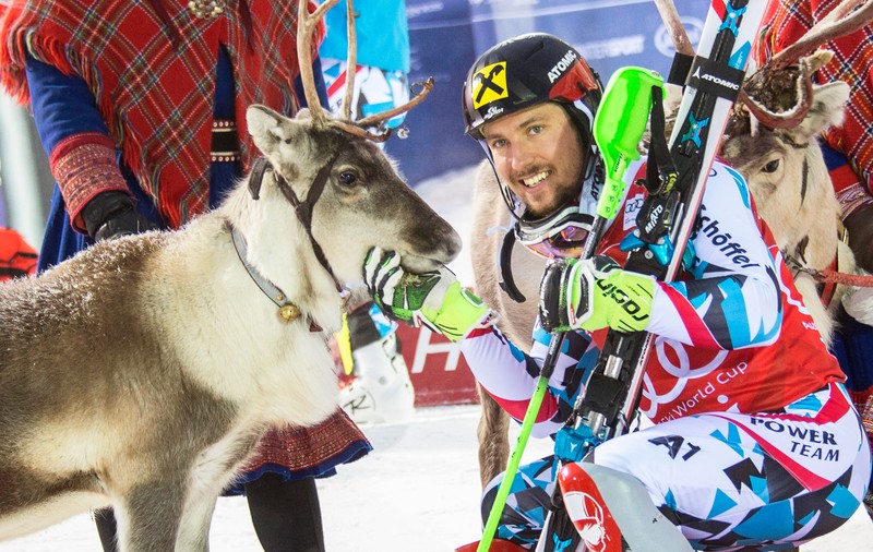 Austriacul Marcel Hirscher, victorios în slalomul de la Levi, prima cursă a sezonului. Poză cu renul Leo!