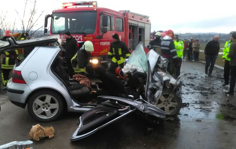 UPDATE / Accident mortal, provocat un șofer băut. Două mașini s-au ciocnit frontal la ieșirea din Vaslui