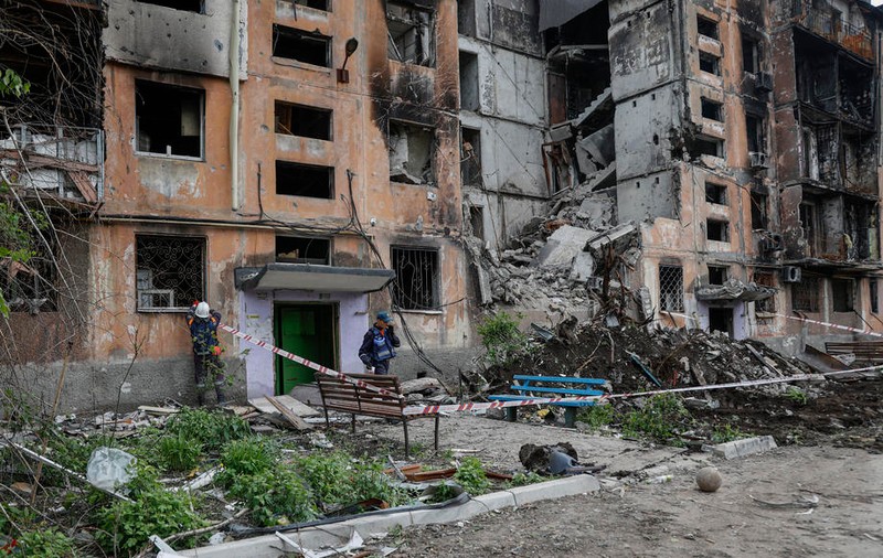 Circa 70 de cadavre, găsite sub o clădire din Mariupol lovită de bombardamentele rusești