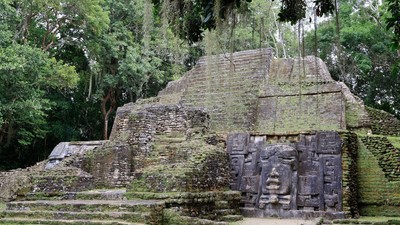 Templul Măștilor din situl arheologic mayaș Lamanai. Districtul Orange Walk. Belize