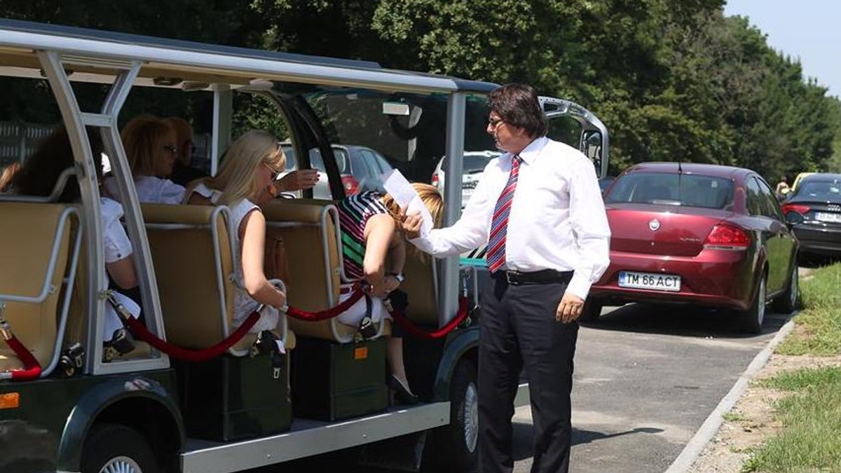 Cele două minubuze turistice cumpărate de Primăria Timișoara în 2014 au ieșit pe traseu o singură dată: la inaugurare