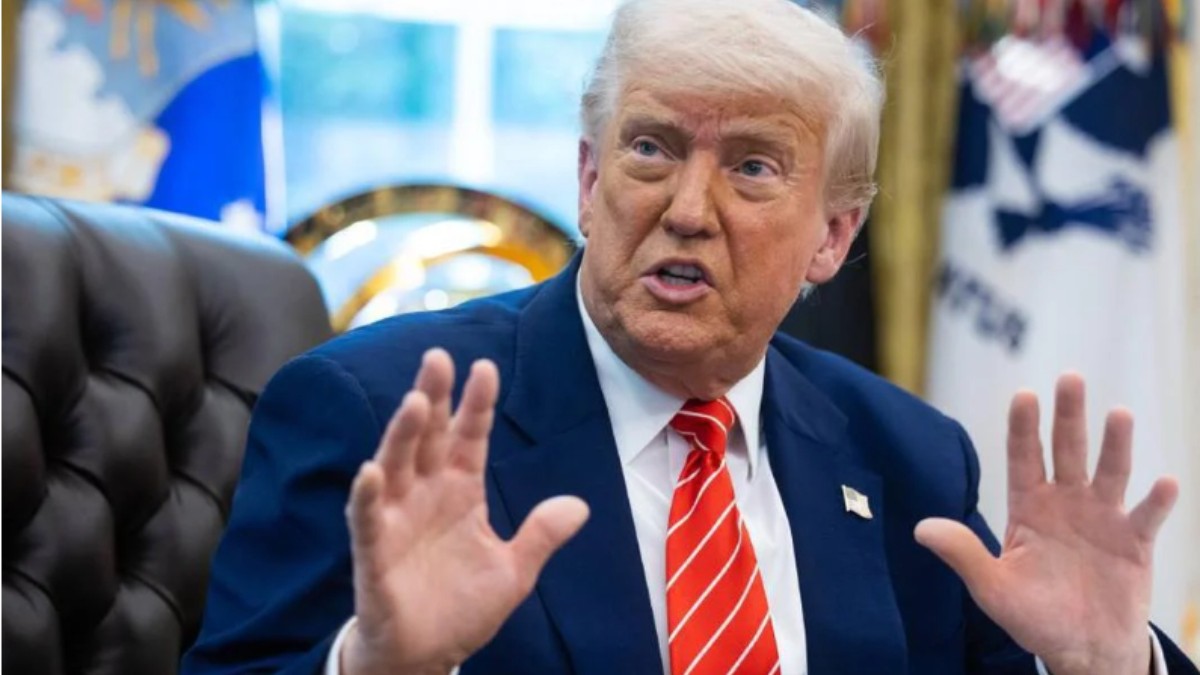 În imagine este ilustrat Donald Trump, îmbrăcat în costum albastru închis, cămașă albă și cravată roșie