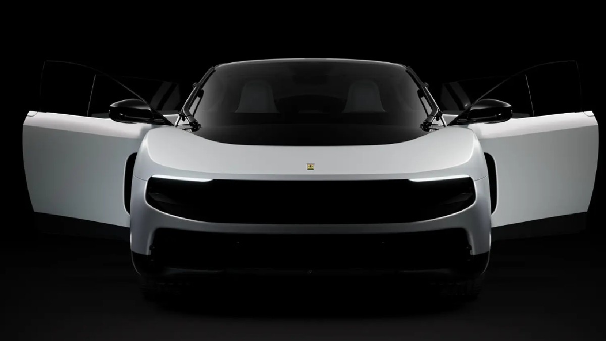 Ferrari Luce de culoare albă, pe fundal negru, vândut la licitație cu 40 de milioane de dolari